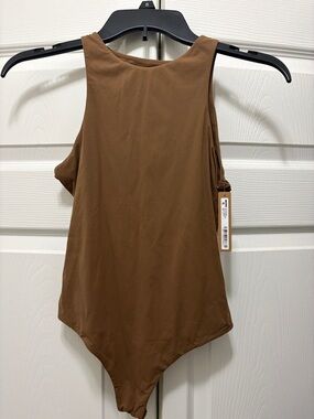 Skims Women’s Sleeveless Scoop-Back Bodysuit in Brown